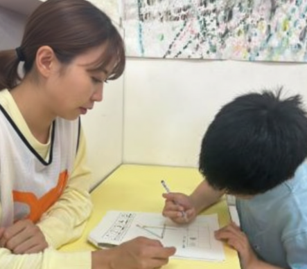 宿題の補助・おやつ・自由遊び